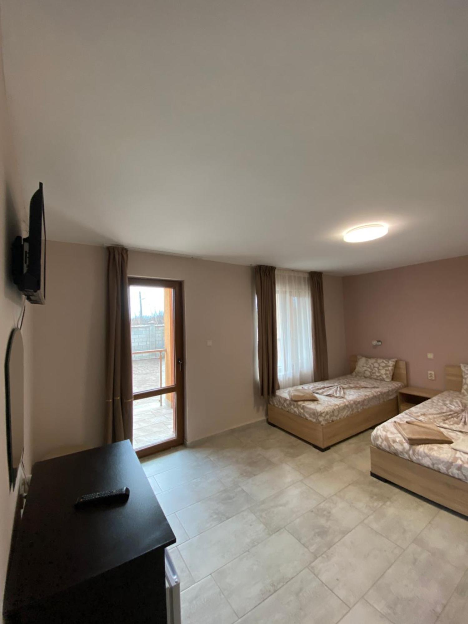 Guest Rooms Wild Duck Ezerets Bagian luar foto
