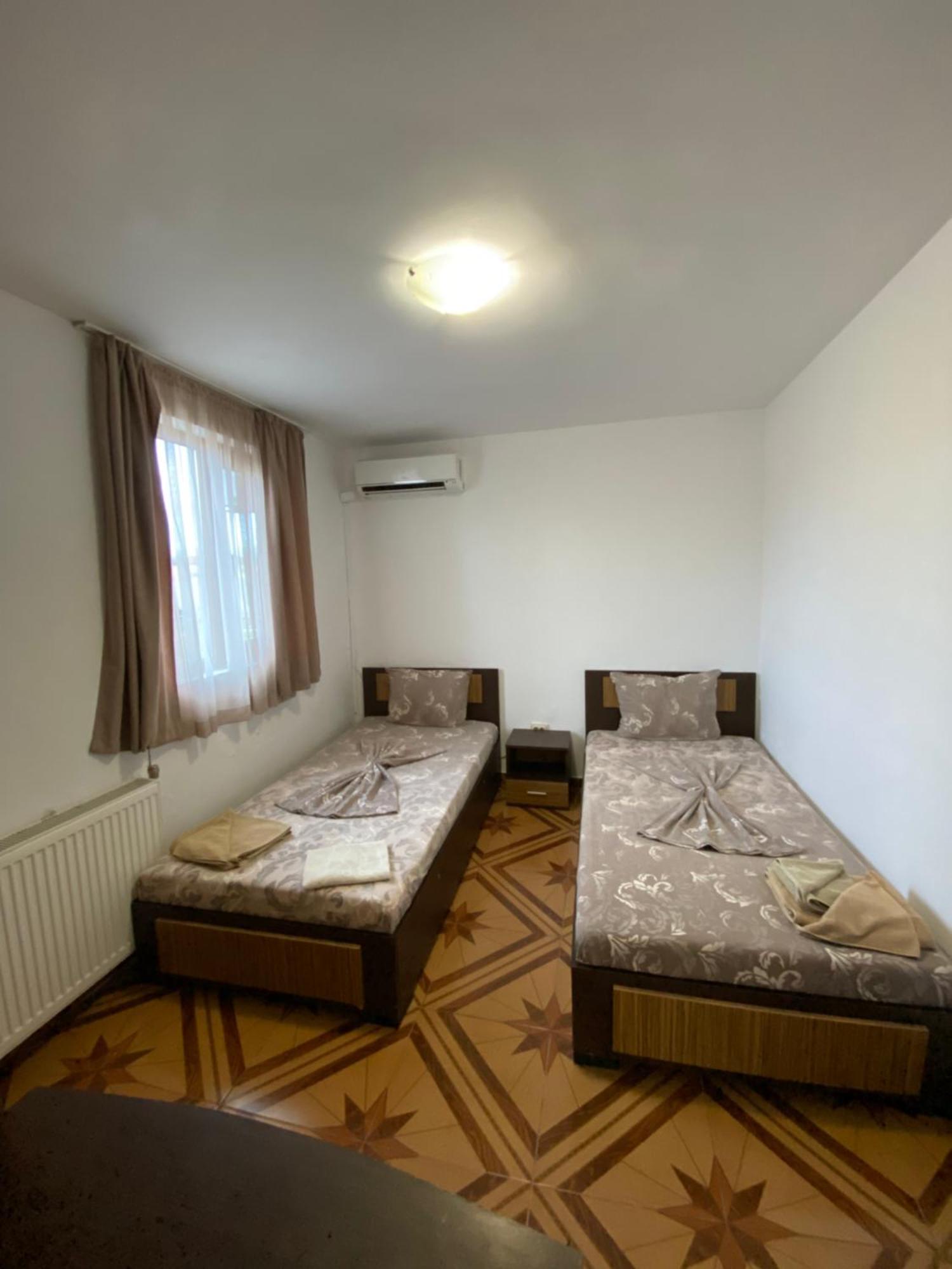 Guest Rooms Wild Duck Ezerets Bagian luar foto