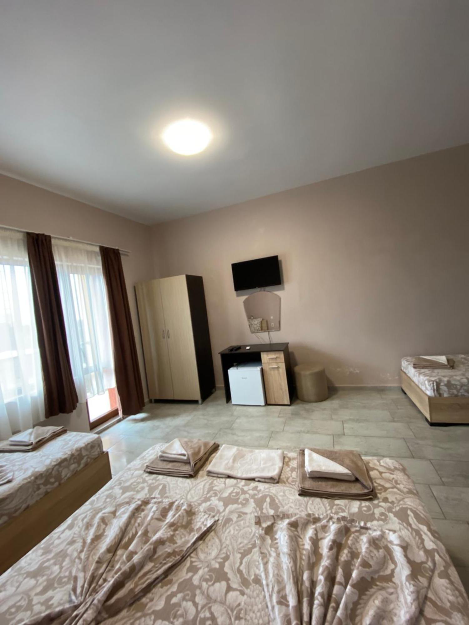 Guest Rooms Wild Duck Ezerets Bagian luar foto
