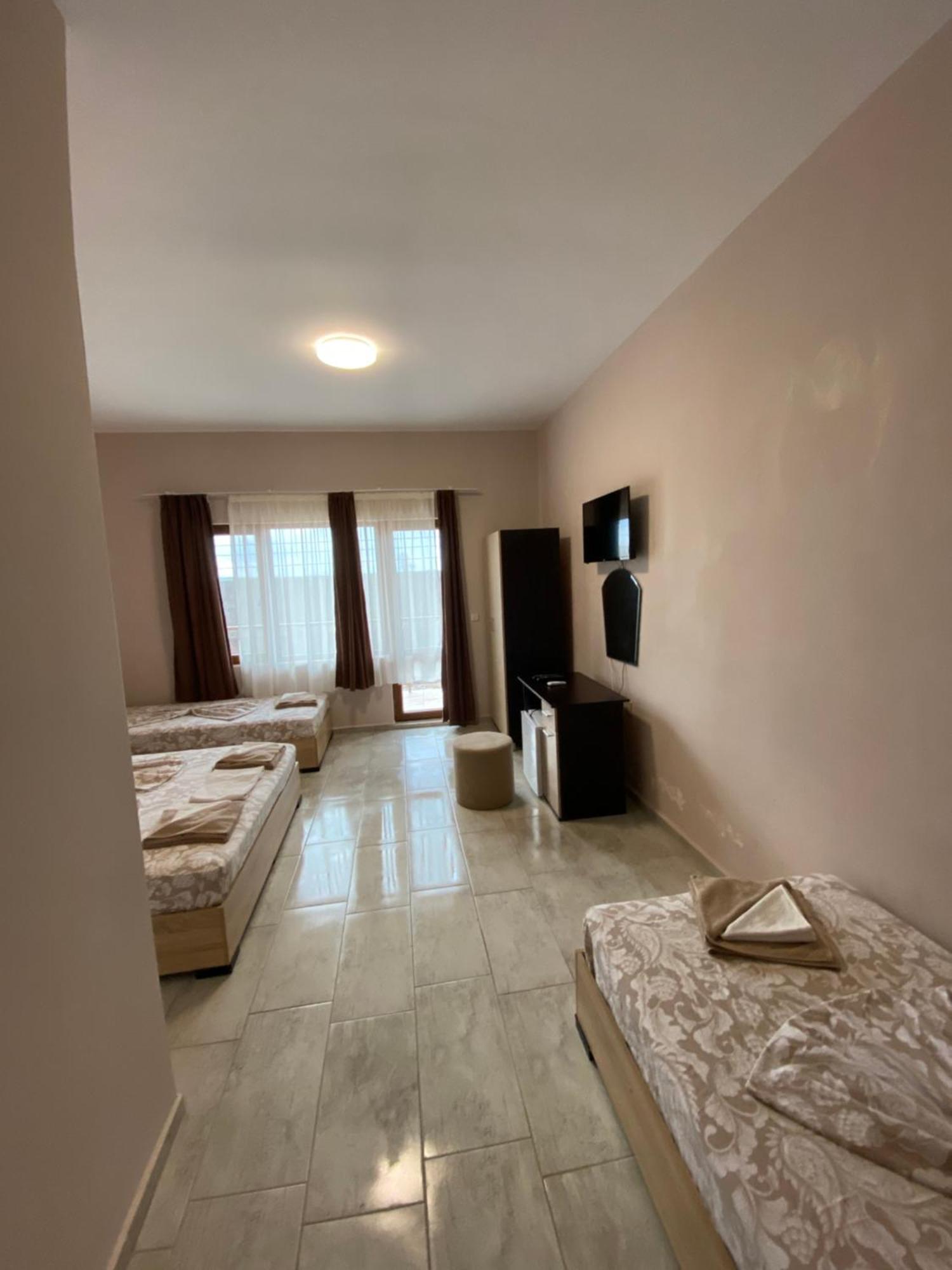 Guest Rooms Wild Duck Ezerets Bagian luar foto