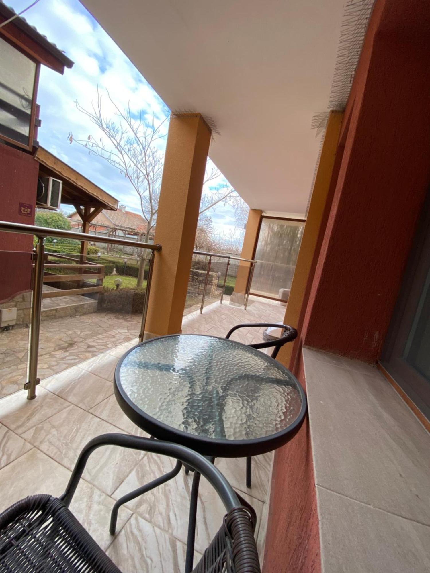 Guest Rooms Wild Duck Ezerets Bagian luar foto