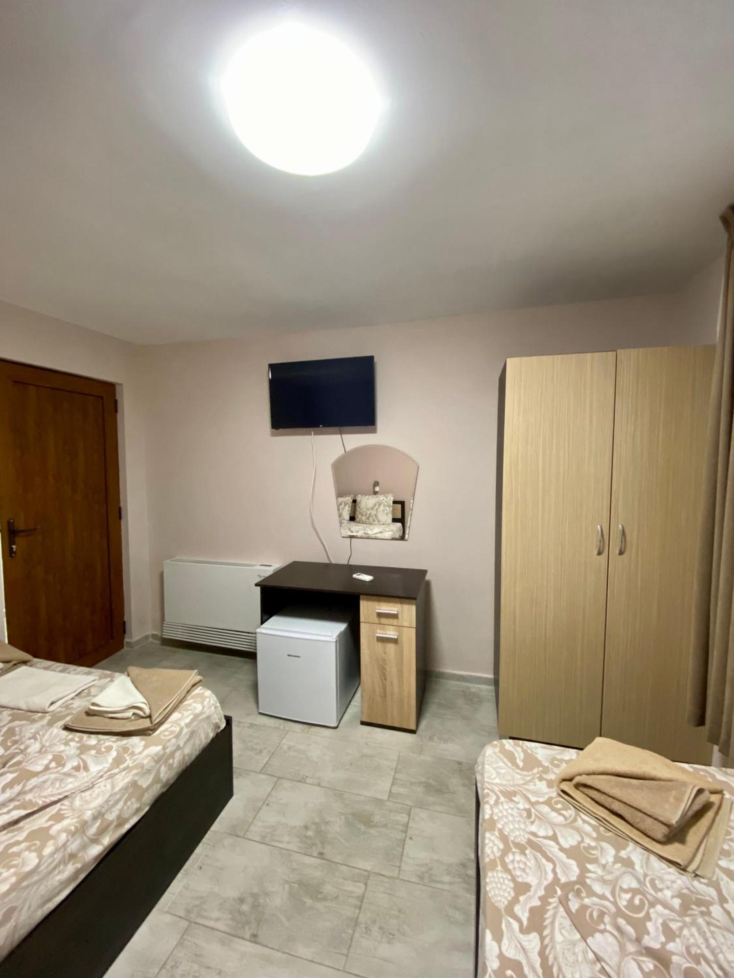 Guest Rooms Wild Duck Ezerets Bagian luar foto
