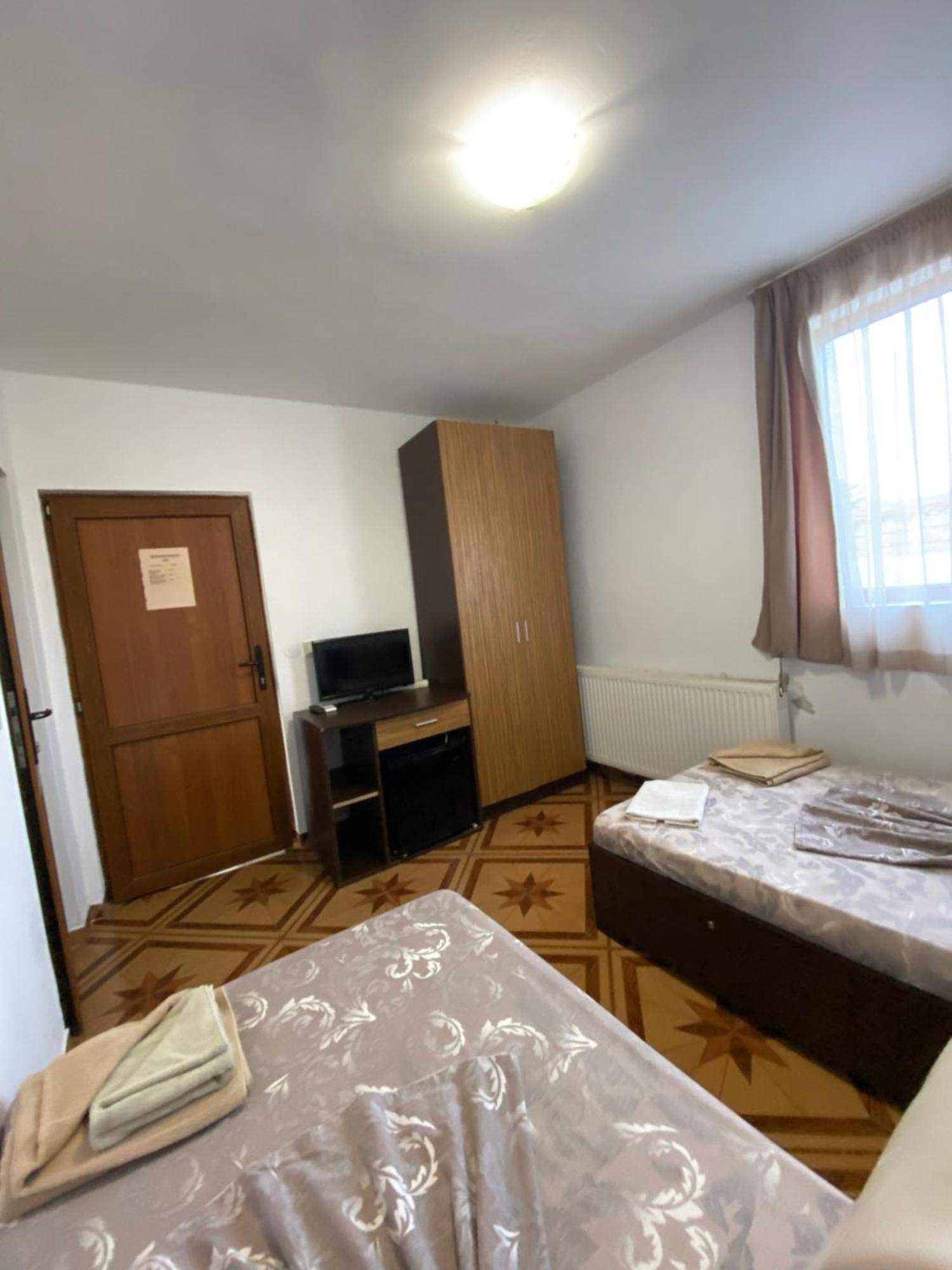 Guest Rooms Wild Duck Ezerets Bagian luar foto