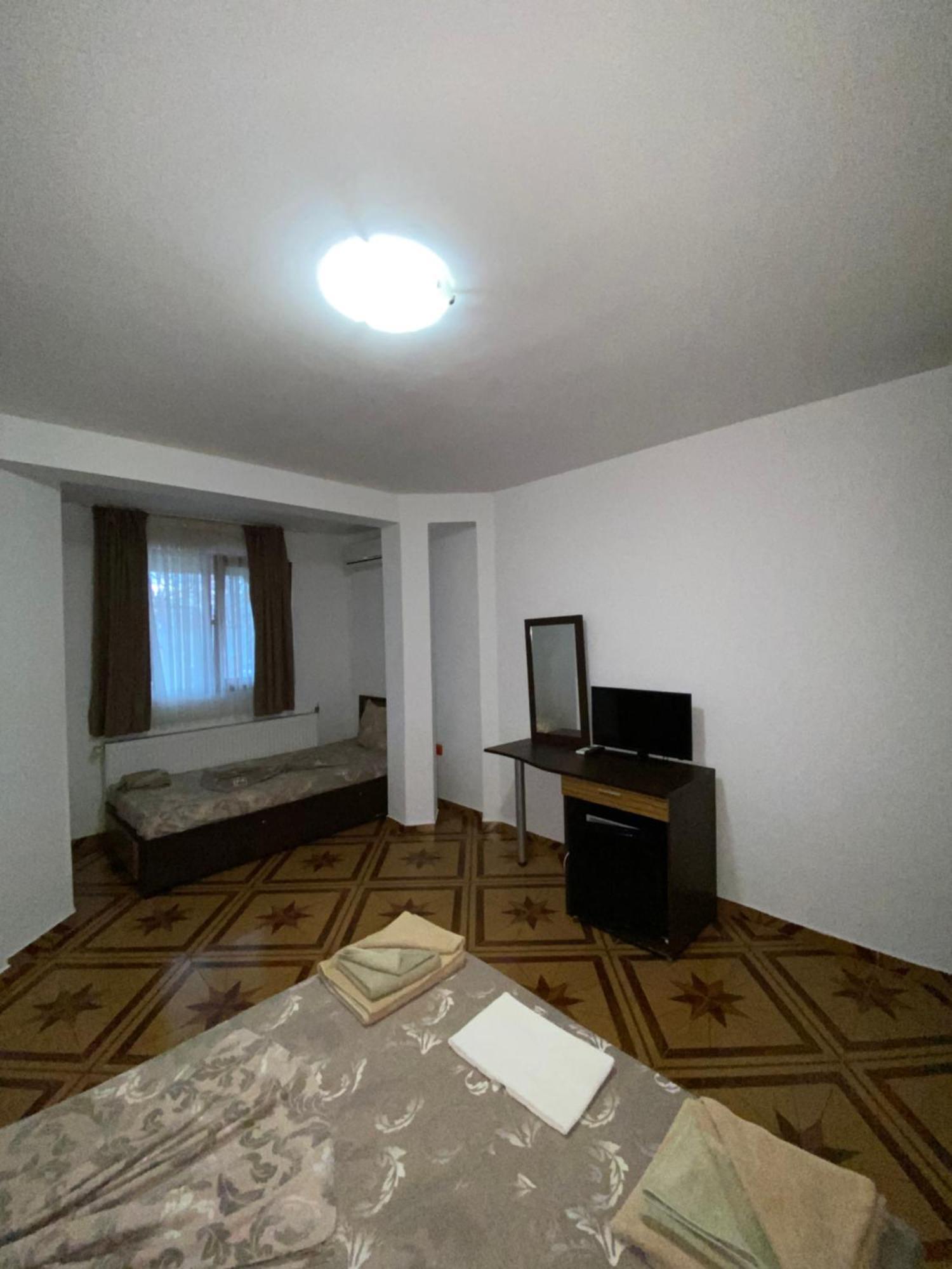 Guest Rooms Wild Duck Ezerets Bagian luar foto