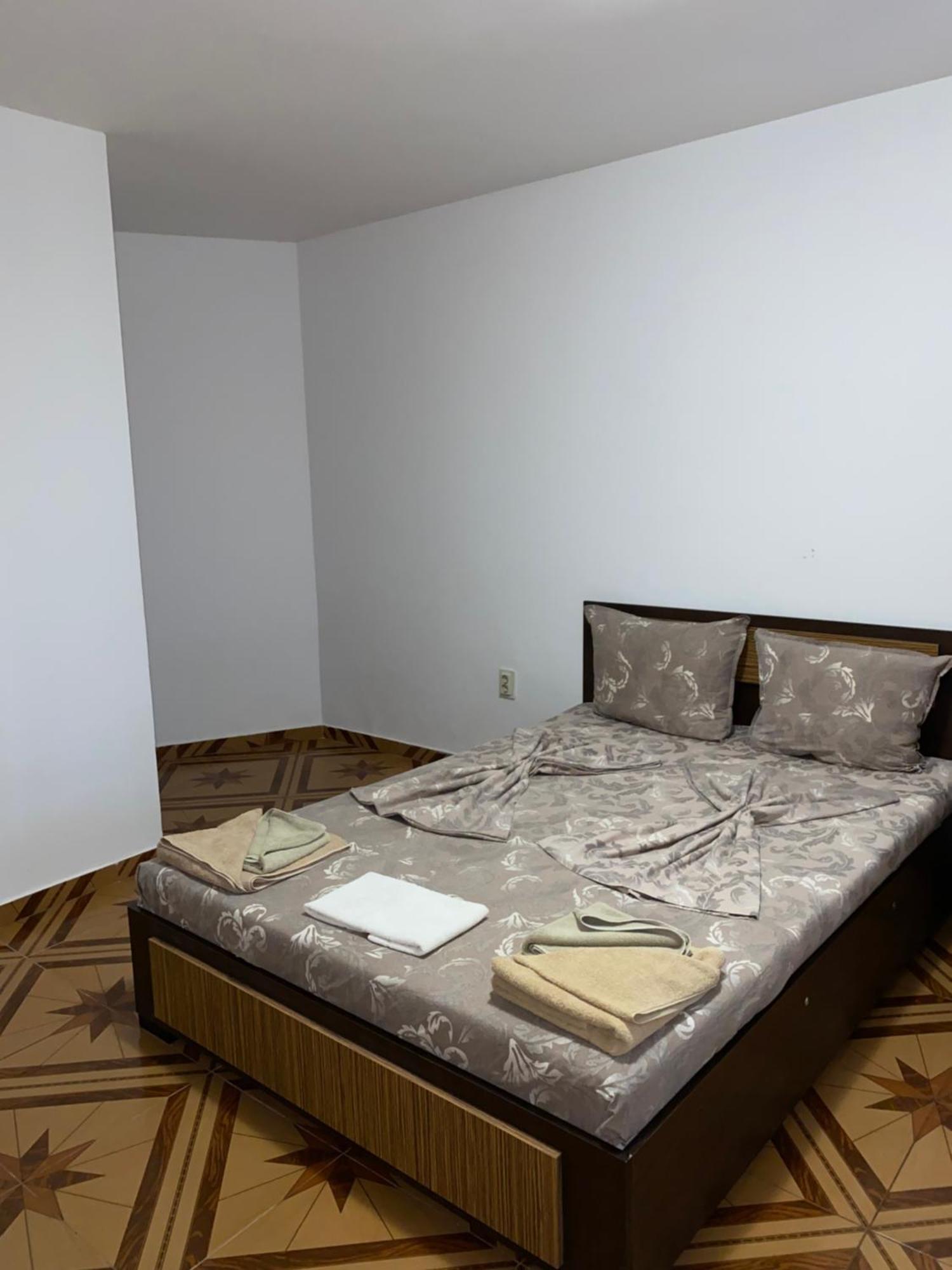 Guest Rooms Wild Duck Ezerets Bagian luar foto