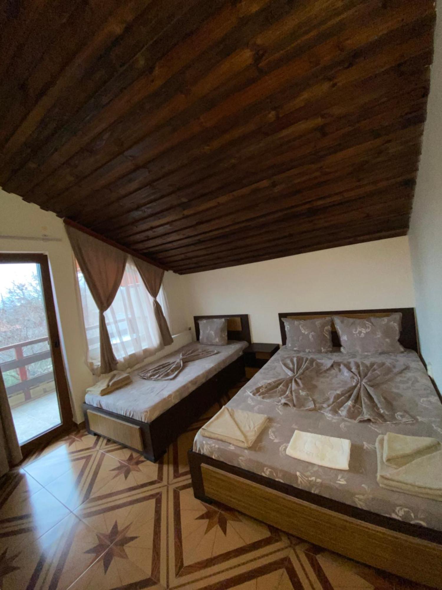 Guest Rooms Wild Duck Ezerets Bagian luar foto
