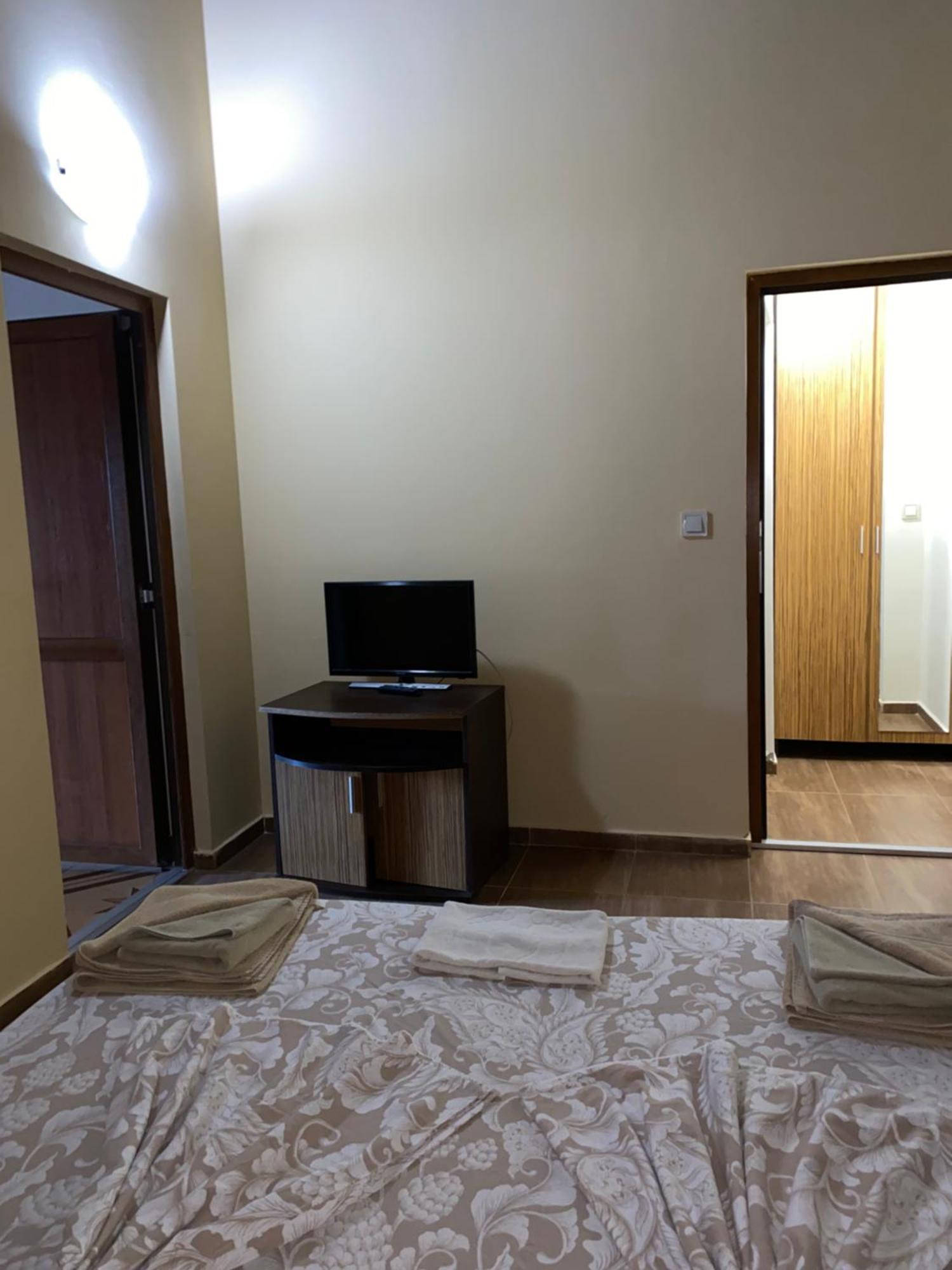 Guest Rooms Wild Duck Ezerets Bagian luar foto