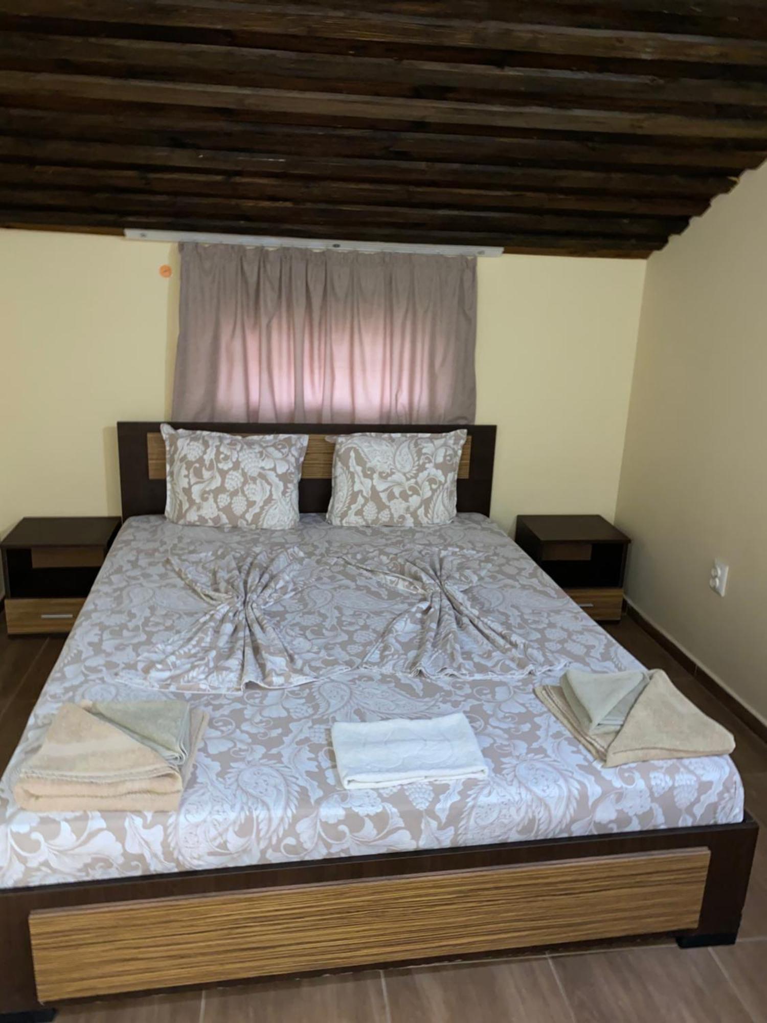 Guest Rooms Wild Duck Ezerets Bagian luar foto